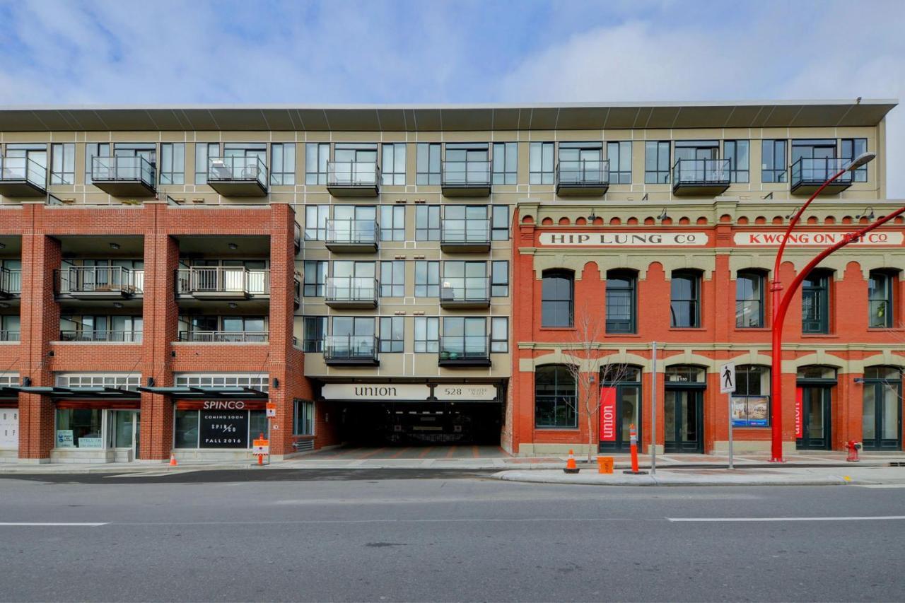 Gorgeous Old Town Condo With Patio And Parking! Victoria Luaran gambar