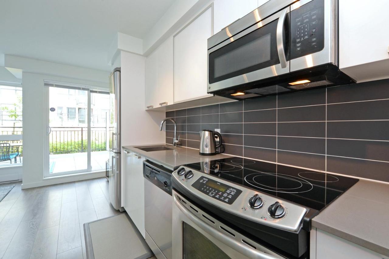 Gorgeous Old Town Condo With Patio And Parking! Victoria Luaran gambar