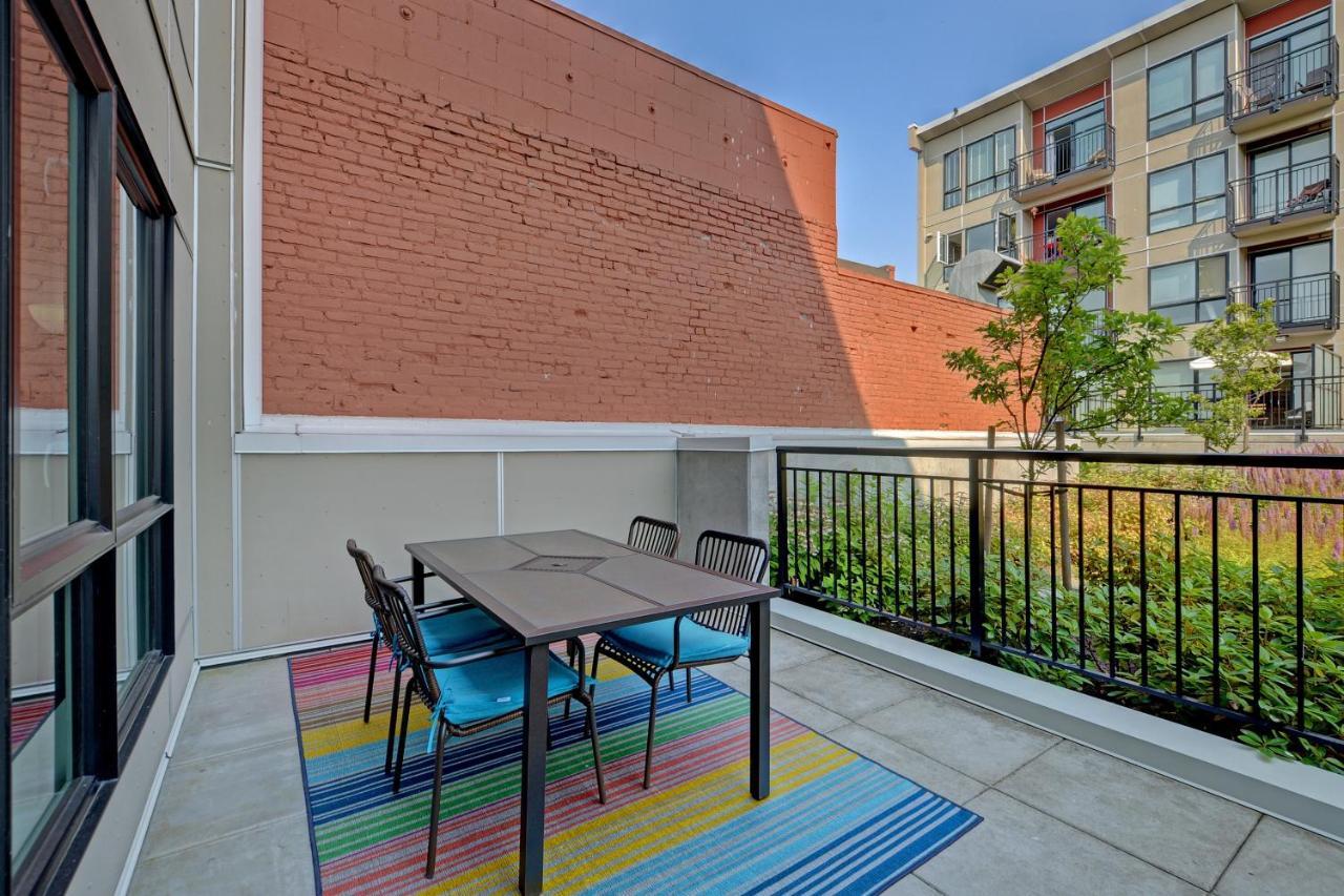 Gorgeous Old Town Condo With Patio And Parking! Victoria Luaran gambar